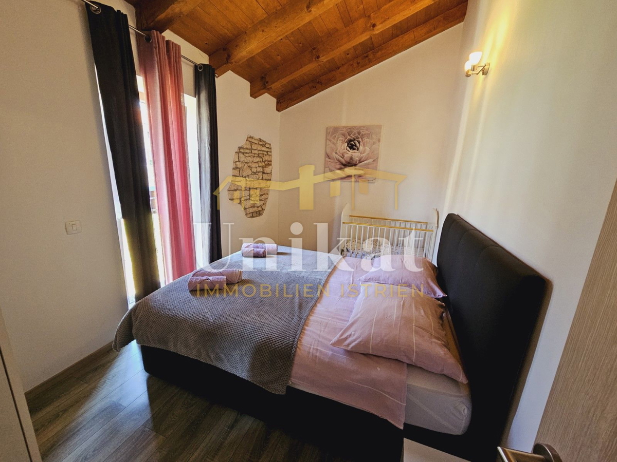 Posest z obnovljeno kamnito hišo, vrtom in bazenom